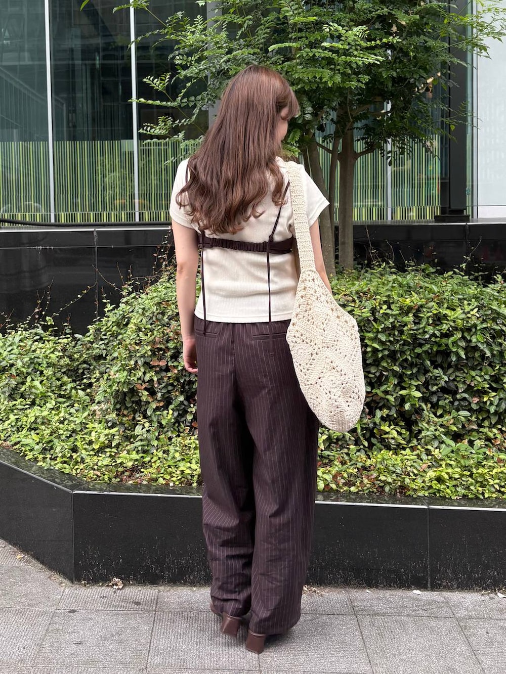 ブラウン系のその他パンツ、ブラウン系のサンダルを着用したレディースの夏コーディネートの3枚目の写真