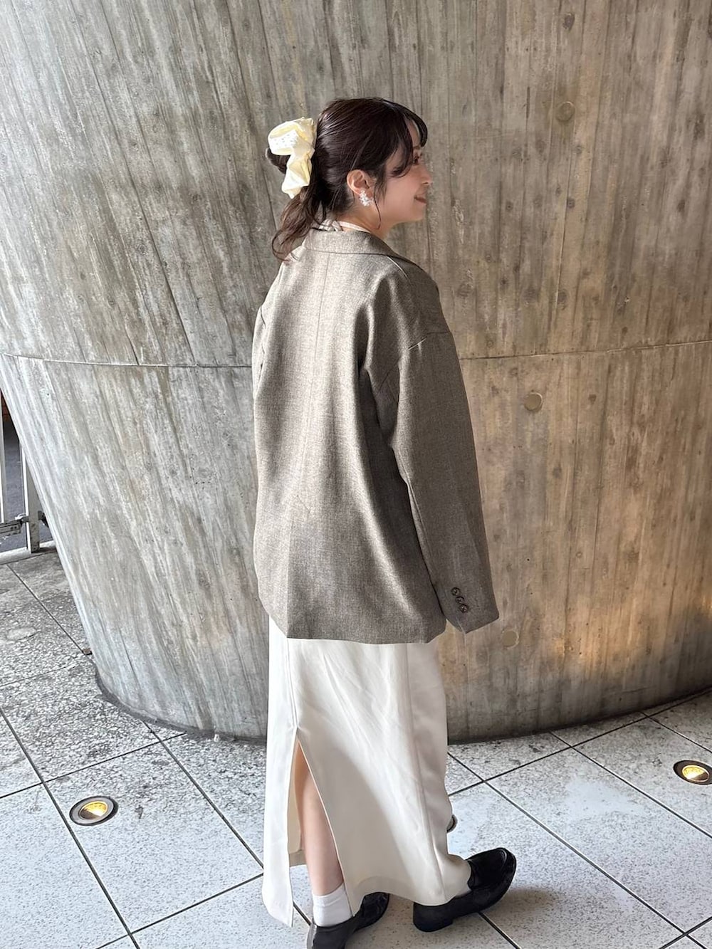 ブラウン系のテーラードジャケット、ブラウン系のローファー、ブラウン系のボディバッグ/ウエストポーチを着用したレディースの春コーディネートの9枚目の写真