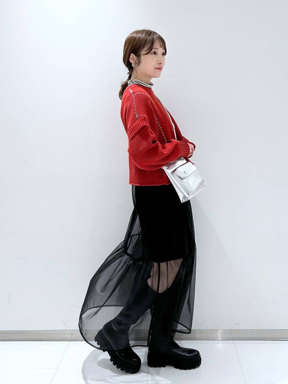 ホワイト系のTシャツ/カットソー、シルバー系のショルダーバッグ、レッド系のTシャツ/カットソーを着用したレディースの冬コーディネートの5枚目の写真
