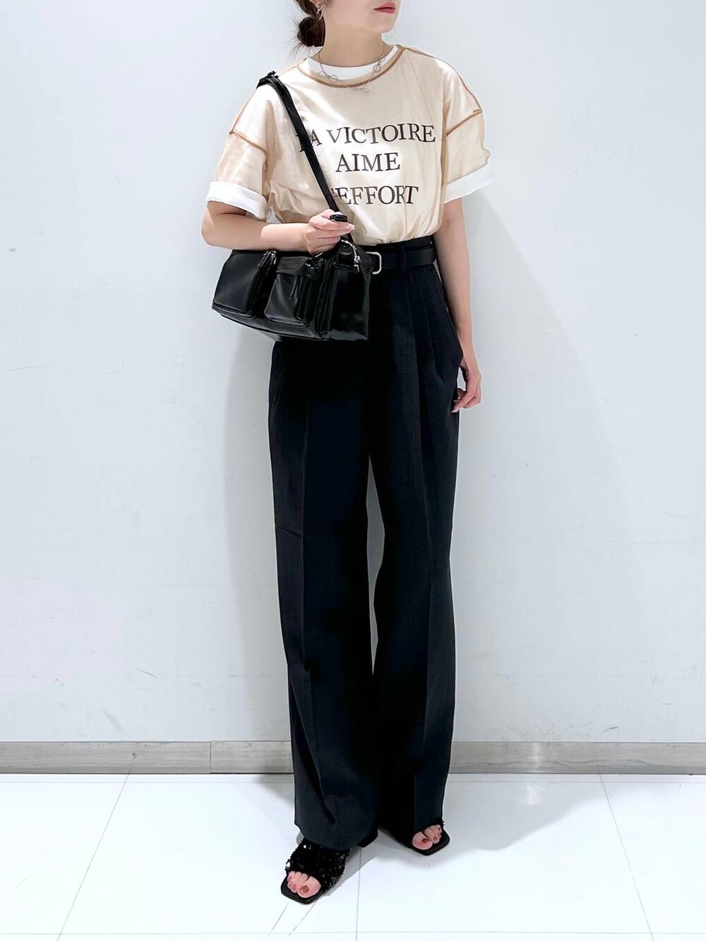 ブラック系のサンダル、ブラウン系のシャツ/ブラウス、ホワイト系のTシャツ/カットソーを着用したレディースの夏コーディネートの2枚目の写真