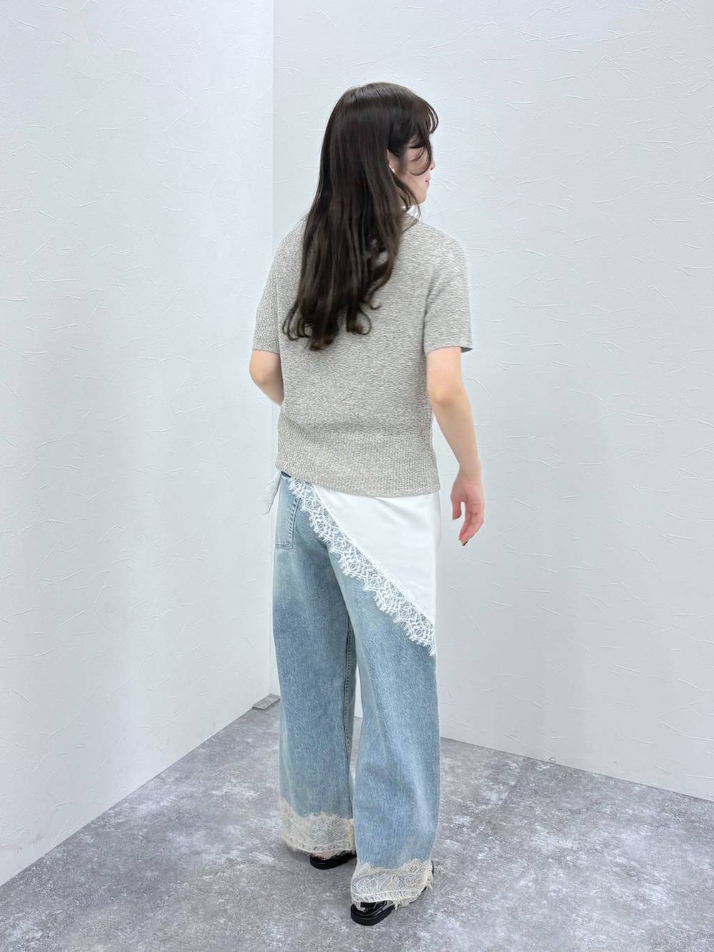 ブルー系のデニムパンツ、グレー系のサンダル、グレー系のTシャツ/カットソーを着用したレディースの春コーディネートの5枚目の写真