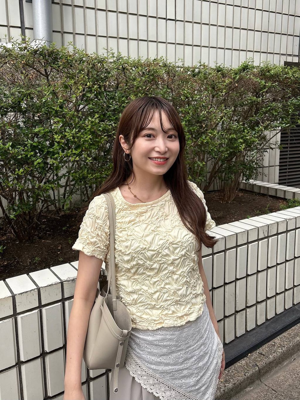 ベージュ系のイヤリング、ホワイト系のバンダナ/スカーフ、その他のネックレスを着用したレディースの夏コーディネートの2枚目の写真