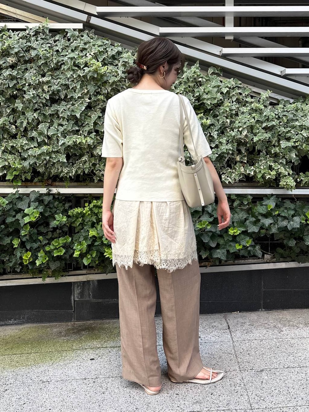 ベージュ系のスラックス、ホワイト系のカーディガン/ボレロ、ホワイト系のワンピースを着用したレディースの夏コーディネートの4枚目の写真