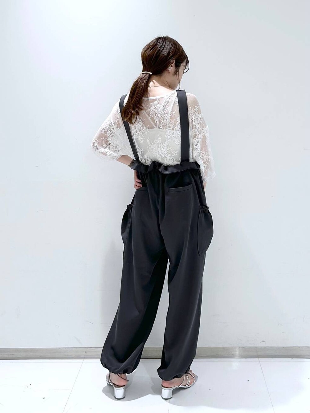 ホワイト系のTシャツ/カットソー、シルバー系のサンダル、ホワイト系のTシャツ/カットソーを着用したレディースの夏コーディネートの6枚目の写真