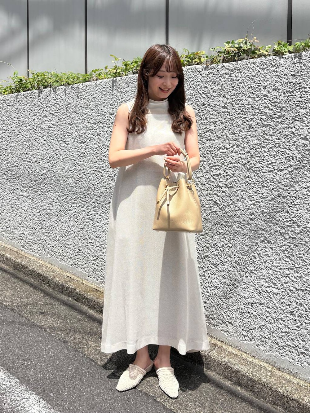 ベージュ系のワンピース、ホワイト系のTシャツ/カットソーを着用したレディースの夏コーディネートの3枚目の写真