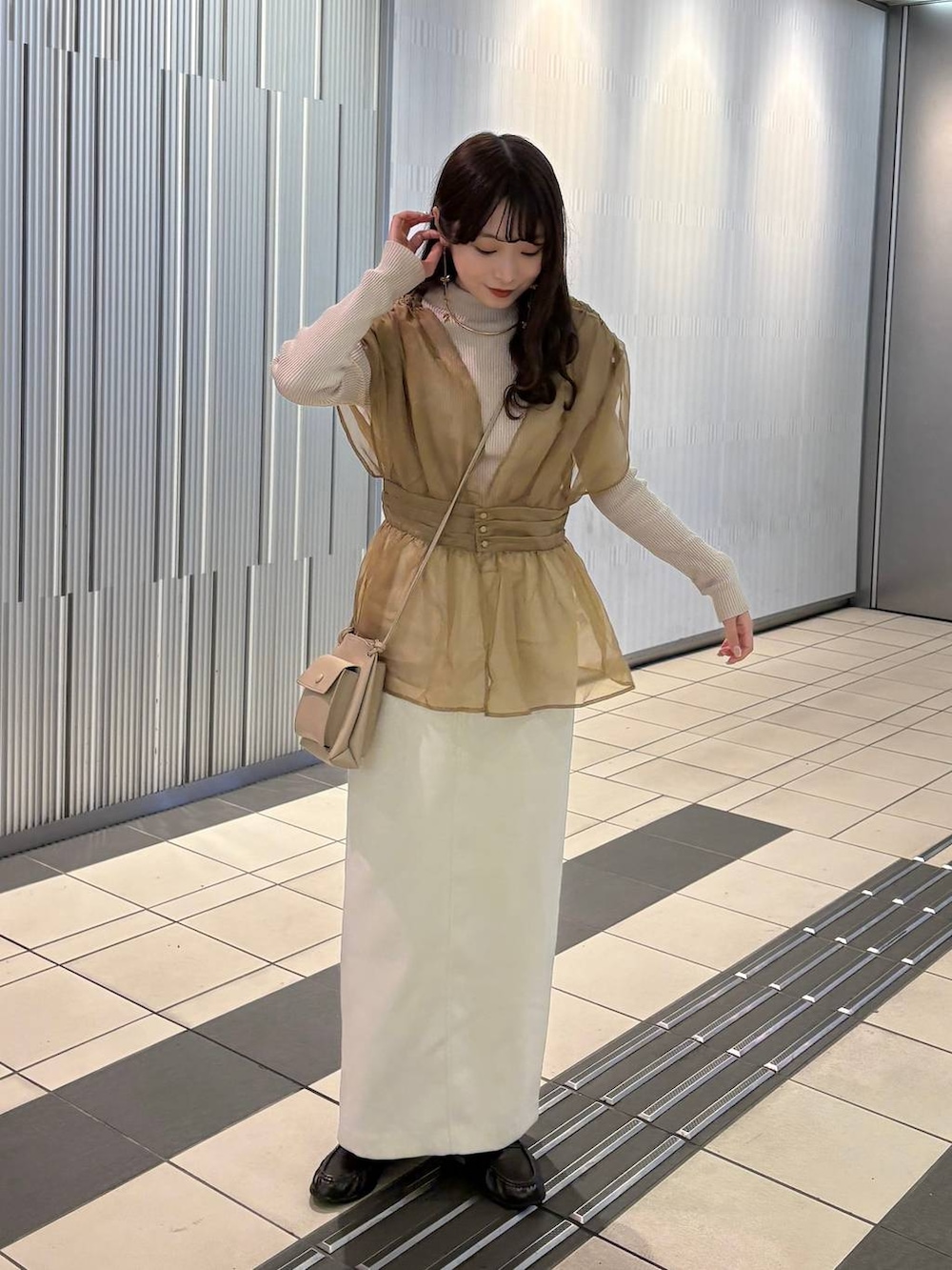 ブラウン系のローファー、ゴールド系のチョーカーを着用したレディースの冬コーディネートの3枚目の写真