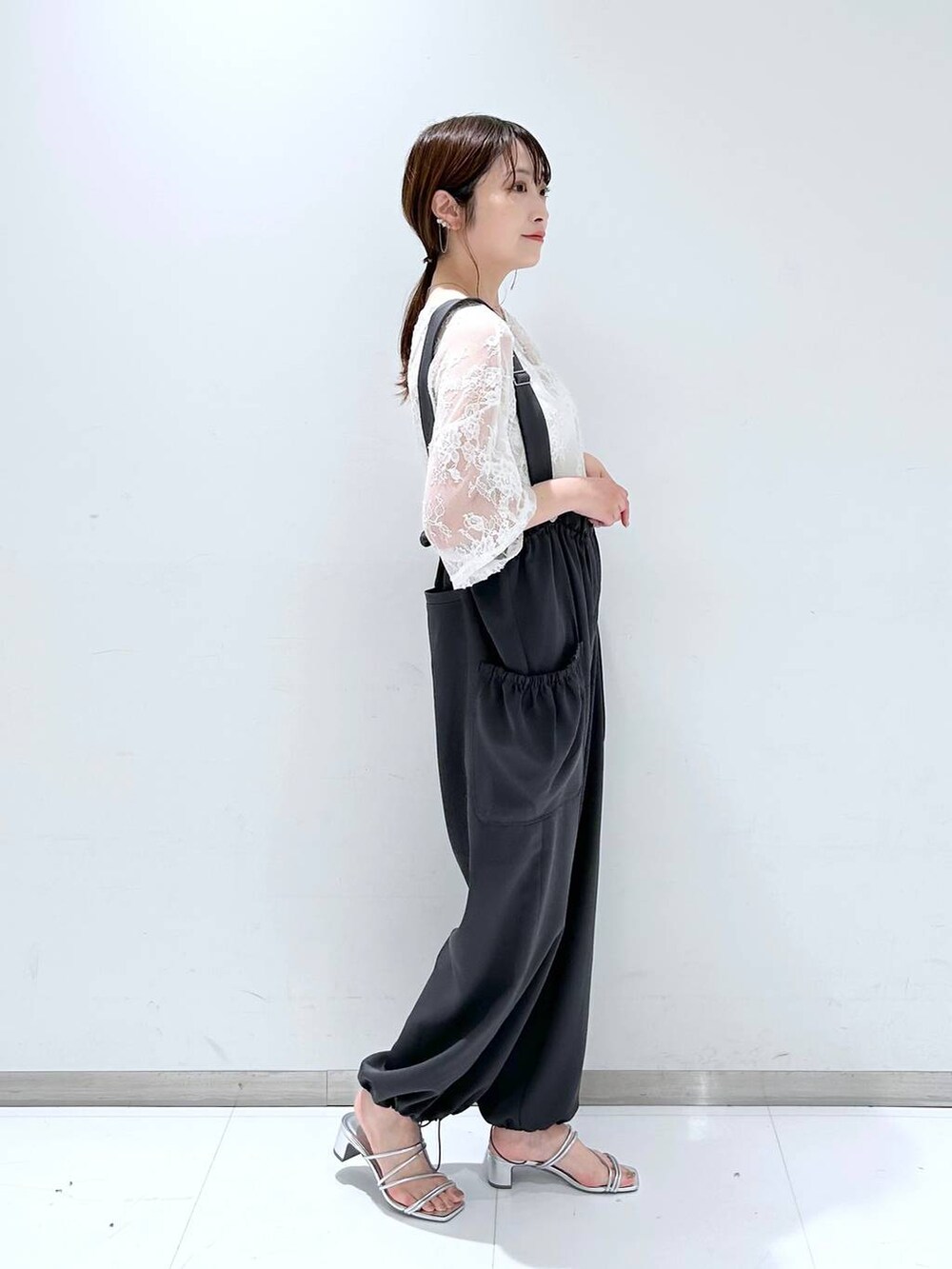 ホワイト系のTシャツ/カットソー、シルバー系のサンダル、ホワイト系のTシャツ/カットソーを着用したレディースの夏コーディネートの5枚目の写真