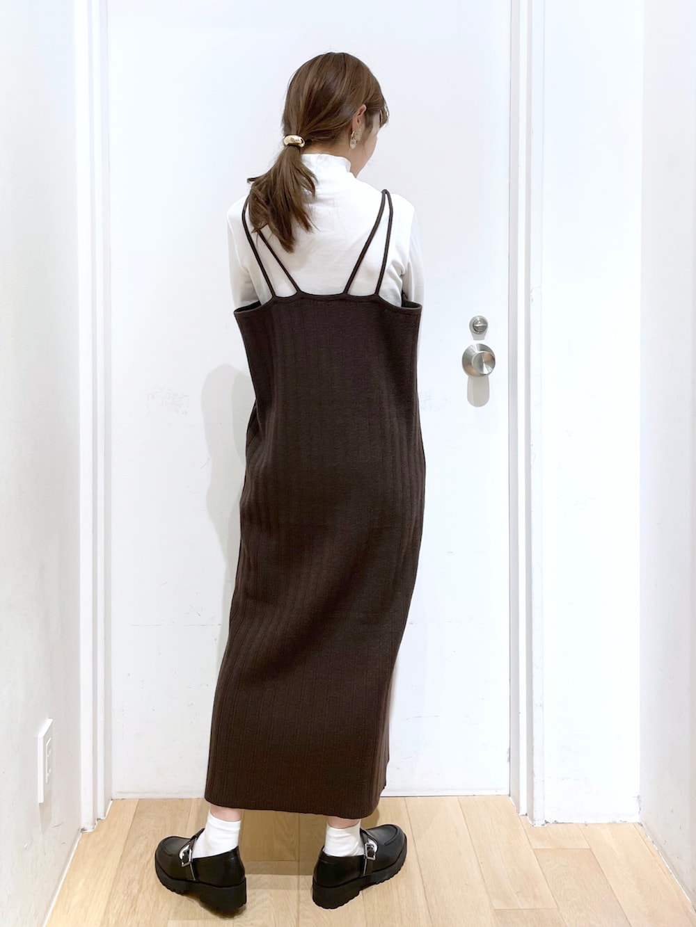 ブラック系のローファー、ブラウン系のワンピース、ブラック系のショルダーバッグを着用したレディースの秋コーディネートの4枚目の写真