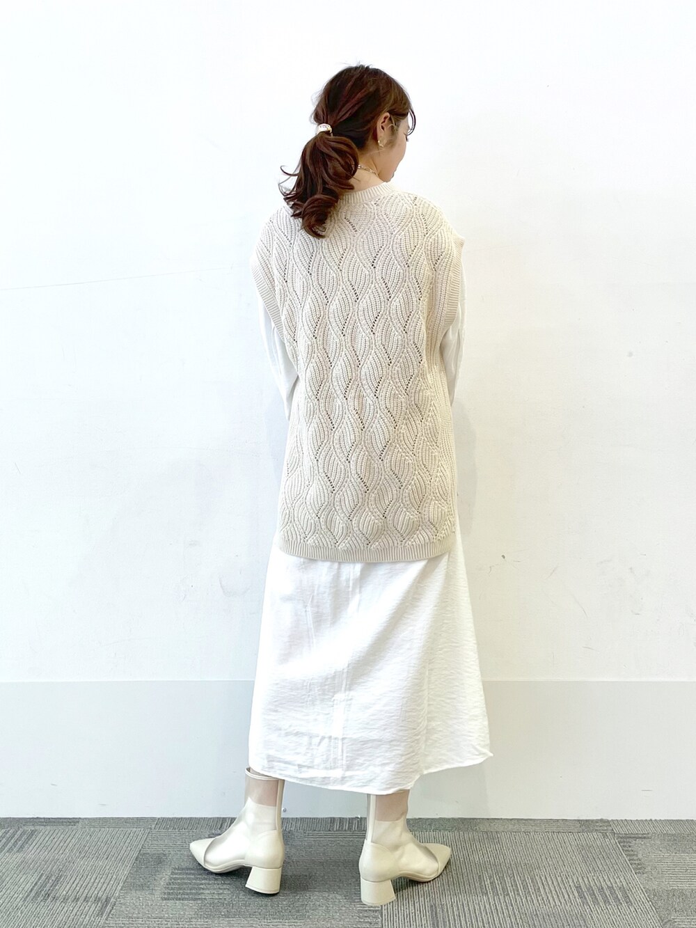 ホワイト系のワンピース、ホワイト系のトートバッグ、ホワイト系のパンプスを着用したレディースの春コーディネートの4枚目の写真