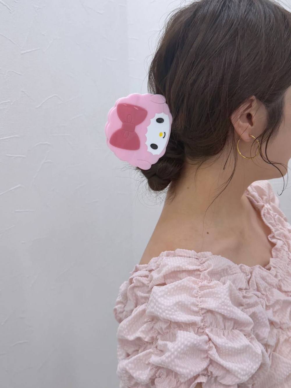 ピンク系のシャツ/ブラウス、ホワイト系のスウェットパンツを着用したレディースの夏コーディネートの4枚目の写真