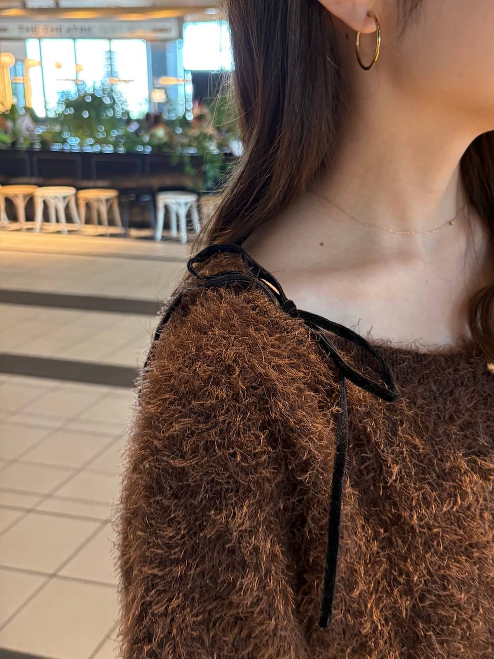 ブラウン系のカーディガン/ボレロ、ホワイト系のキャミソール、ブラック系のその他パンツを着用したレディースの秋コーディネートの4枚目の写真