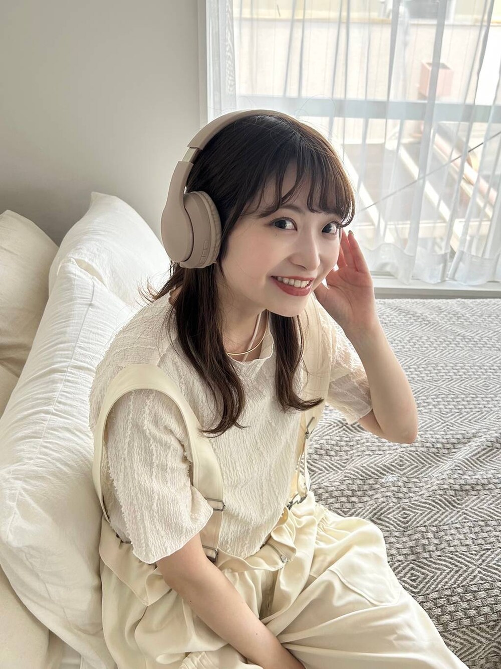 ホワイト系のTシャツ/カットソー、ホワイト系のワンピース、ベージュ系のヘッドフォン/イヤホンを着用したレディースの夏コーディネートの2枚目の写真