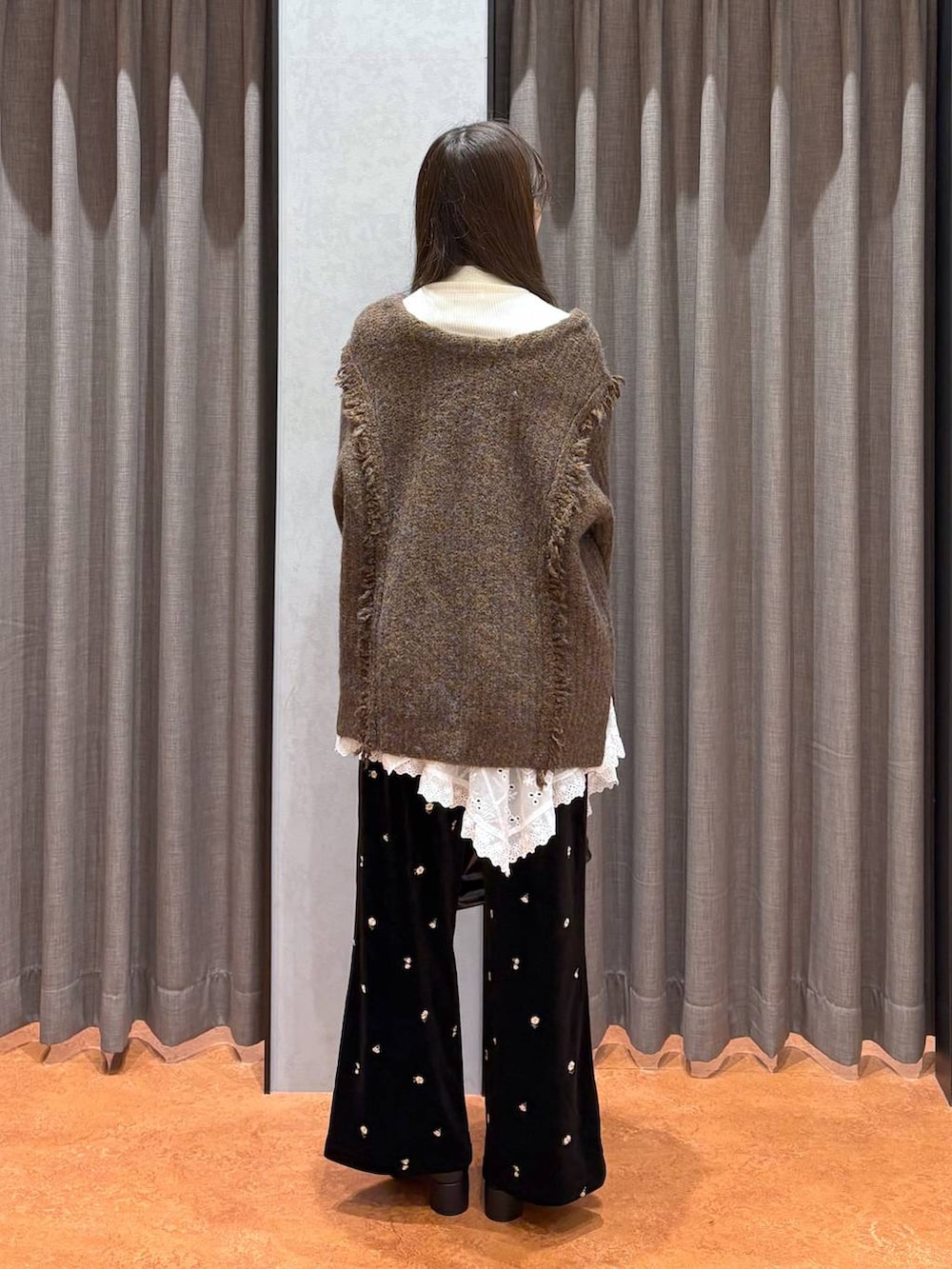 ブラウン系のニット/セーター、ホワイト系のニット/セーター、ブラウン系のムートンコートを着用したレディースの冬コーディネートの8枚目の写真