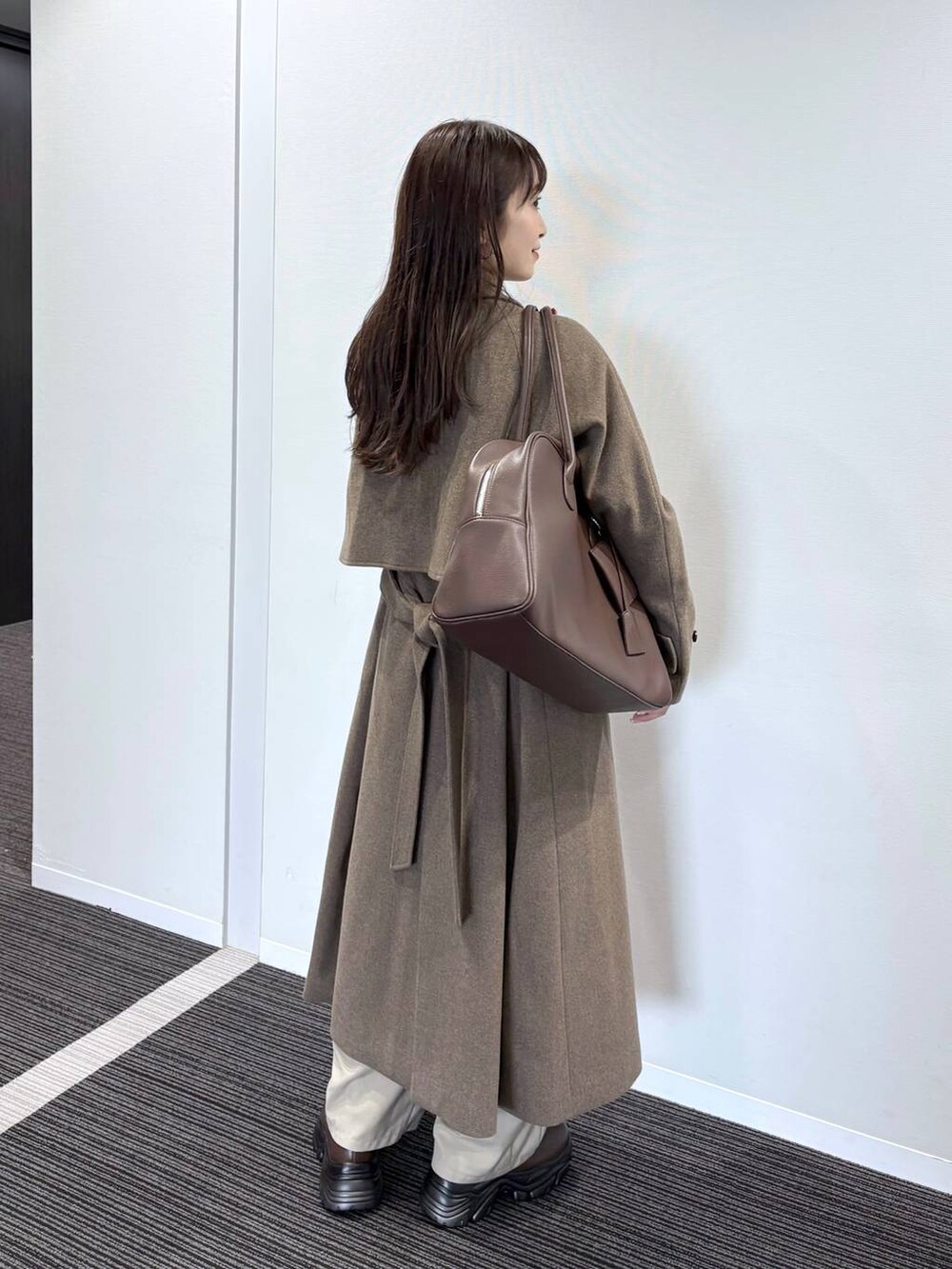 ベージュ系のその他パンツ、ブラウン系のショルダーバッグ、ゴールド系のチョーカーを着用したレディースの秋コーディネートの5枚目の写真