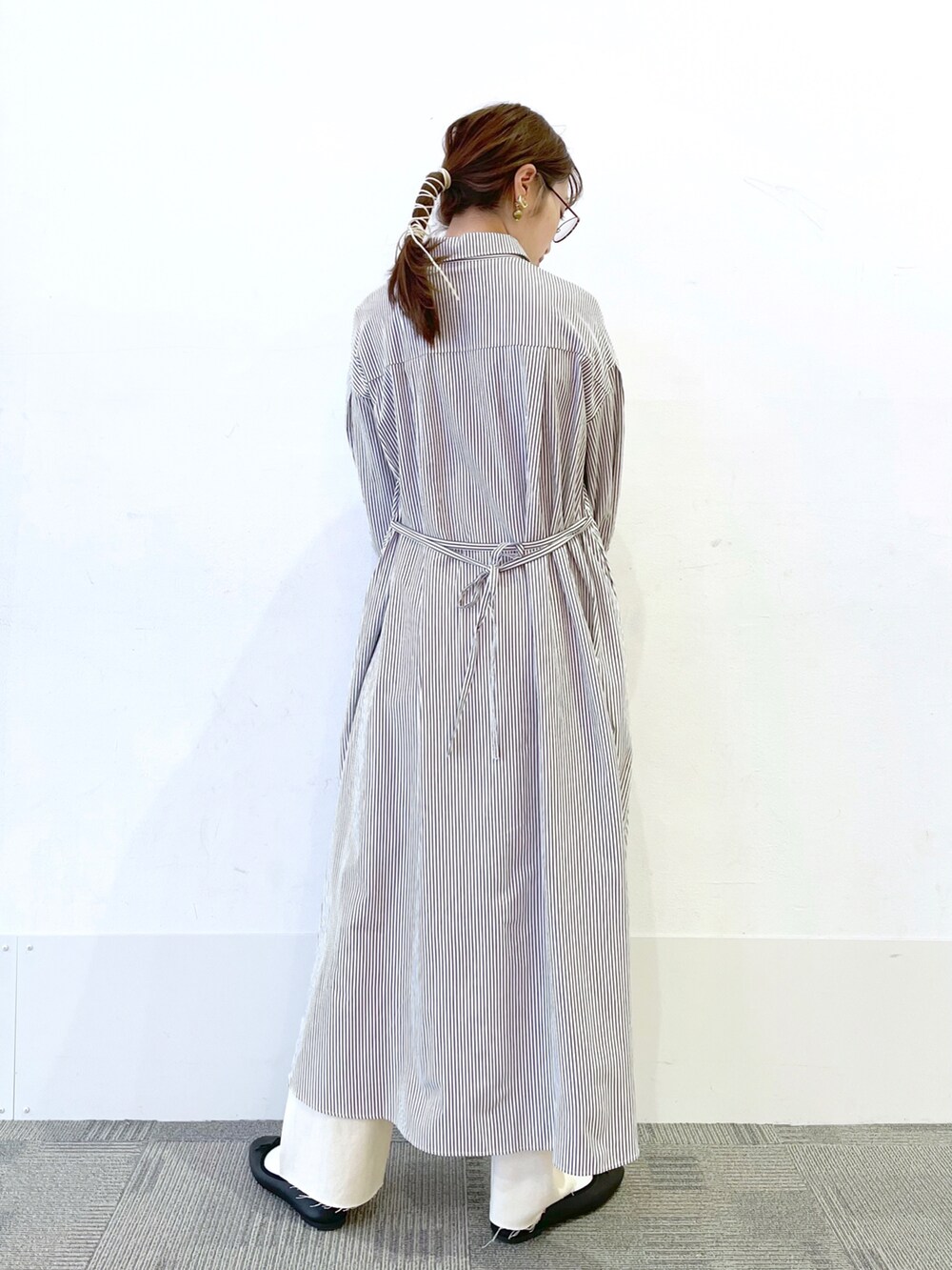 ブラック系のショルダーバッグ、ブラック系のバレエシューズ、ブラウン系のワンピースを着用したレディースの冬コーディネートの3枚目の写真