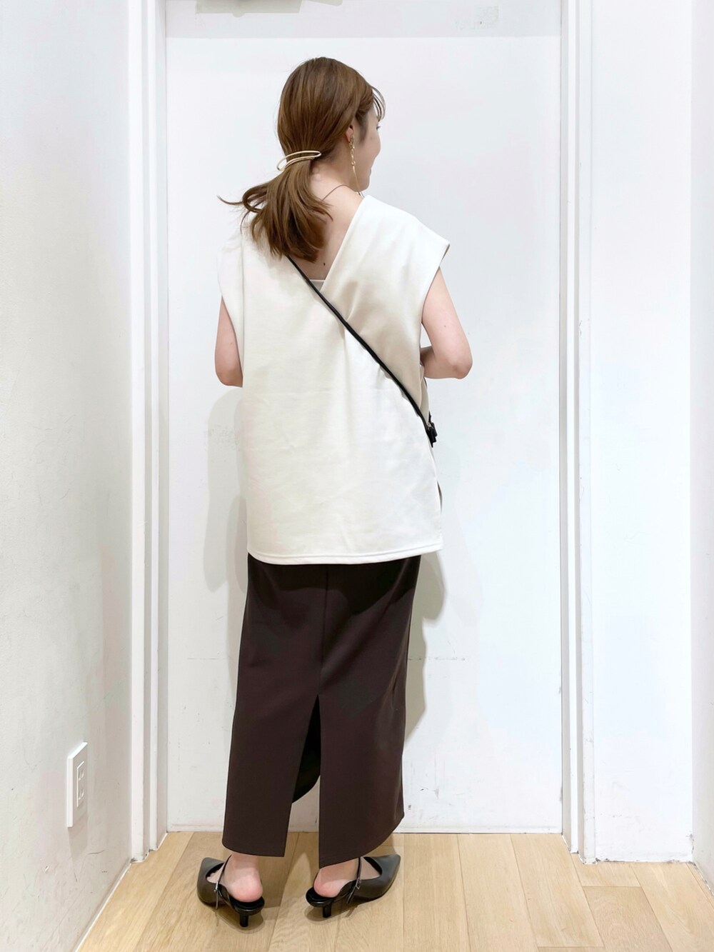 ブラック系のサンダル、ブラウン系のワンピース、ブラック系のショルダーバッグを着用したレディースの秋コーディネートの2枚目の写真