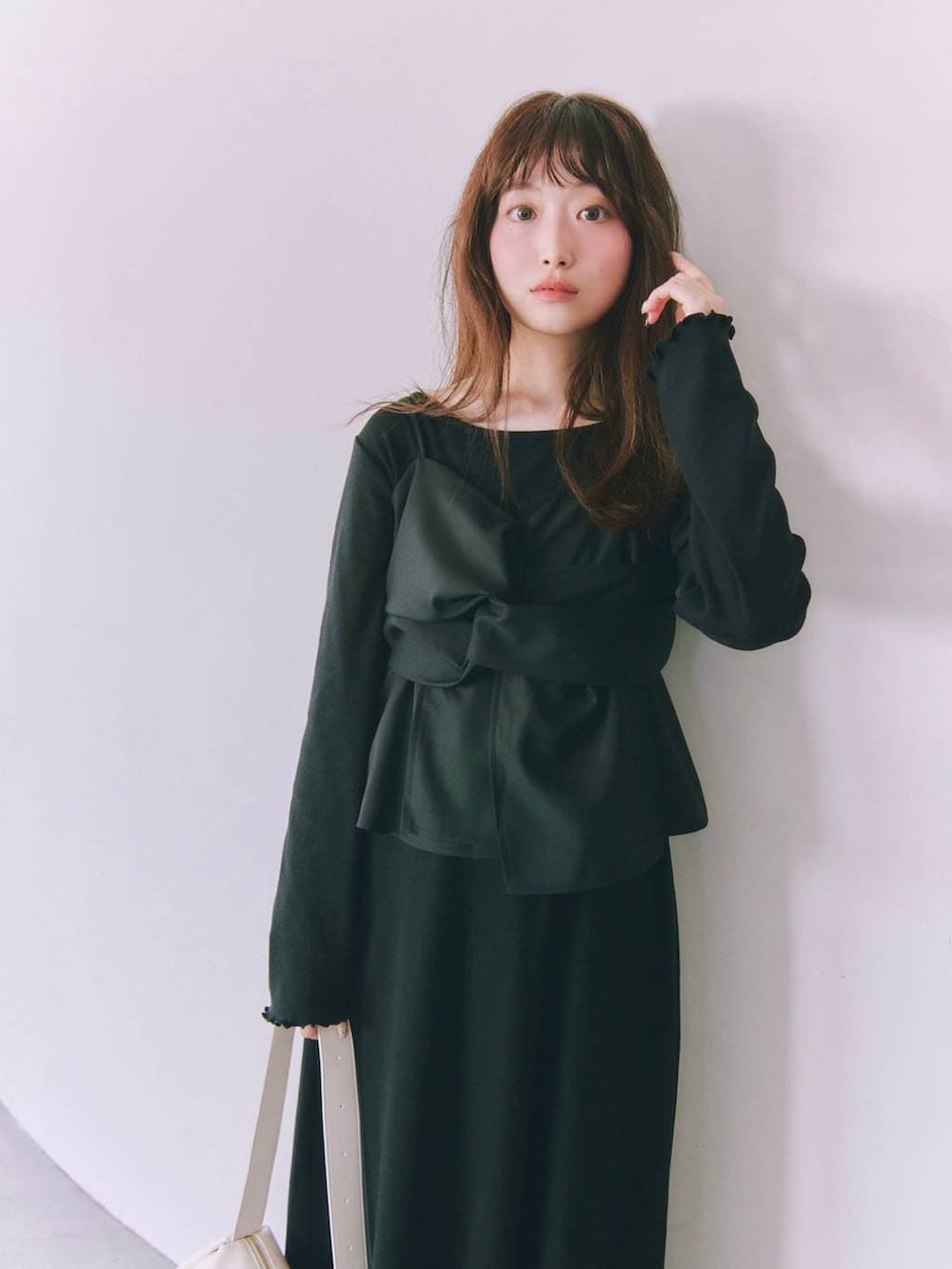 ホワイト系のサンダル、ホワイト系のショルダーバッグを着用したレディースの春コーディネートの2枚目の写真