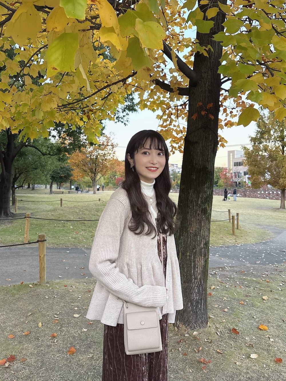 ホワイト系のニット/セーター、ベージュ系のカーディガン/ボレロを着用したレディースの秋コーディネートの3枚目の写真