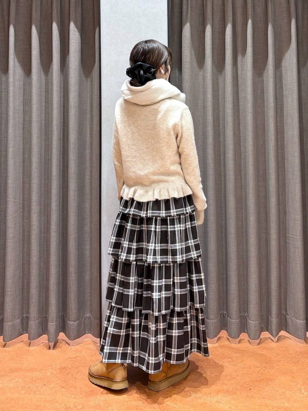 ベージュ系のブーツ、ホワイト系のニット/セーター、ホワイト系のスカートを着用したレディースの冬コーディネートの4枚目の写真