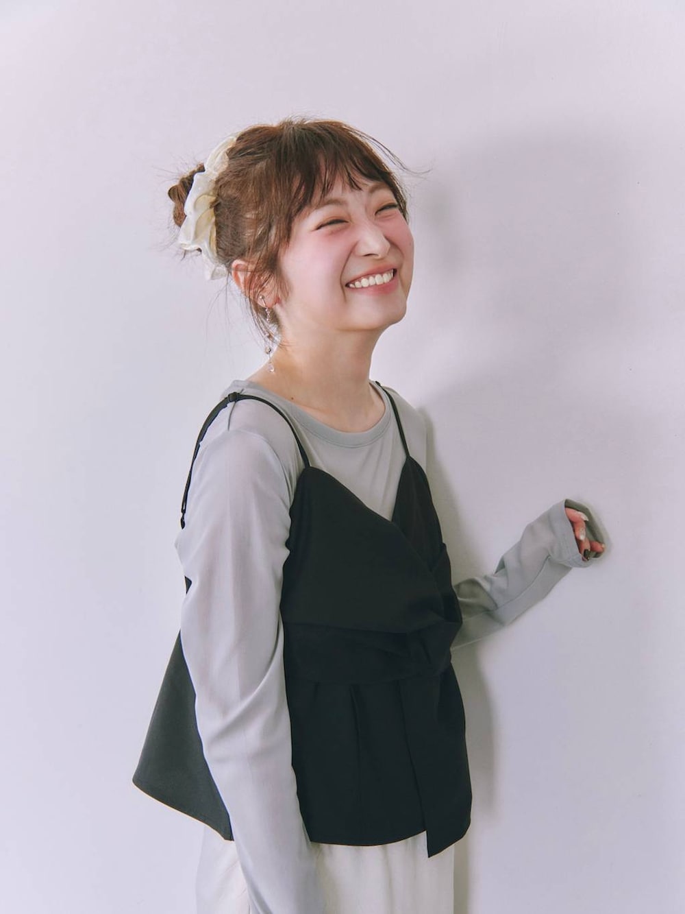 ホワイト系のスカート、グレー系のTシャツ/カットソー、ブラック系のその他シューズを着用したレディースの春コーディネートの3枚目の写真