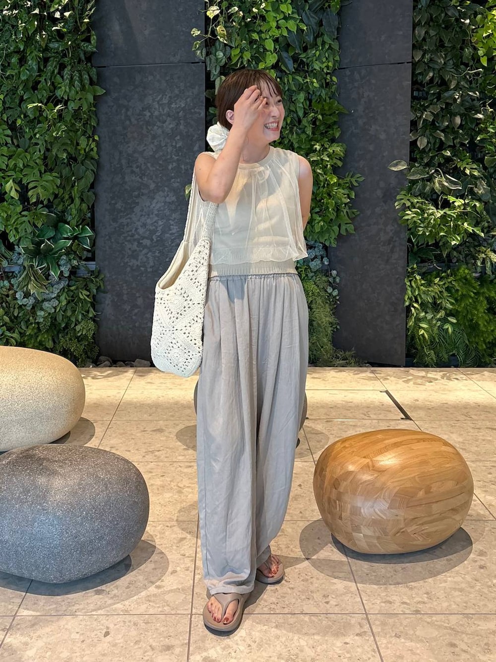 ホワイト系のその他パンツ、ホワイト系のシュシュを着用したレディースの夏コーディネートの3枚目の写真