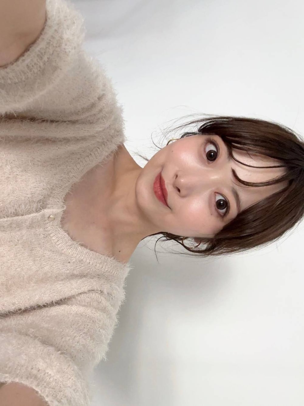 ホワイト系のカーディガン/ボレロ、ホワイト系のスカートを着用したレディースの夏コーディネートの2枚目の写真