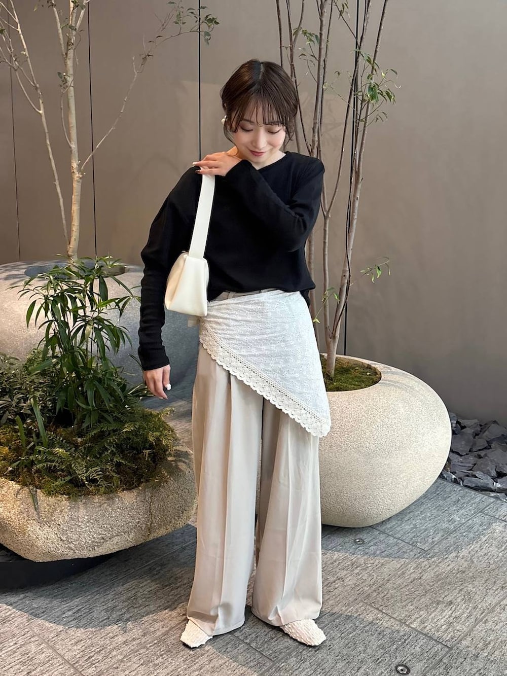 ホワイト系のショルダーバッグ、ホワイト系のパンプス、ホワイト系のバンダナ/スカーフを着用したレディースの春コーディネートの3枚目の写真