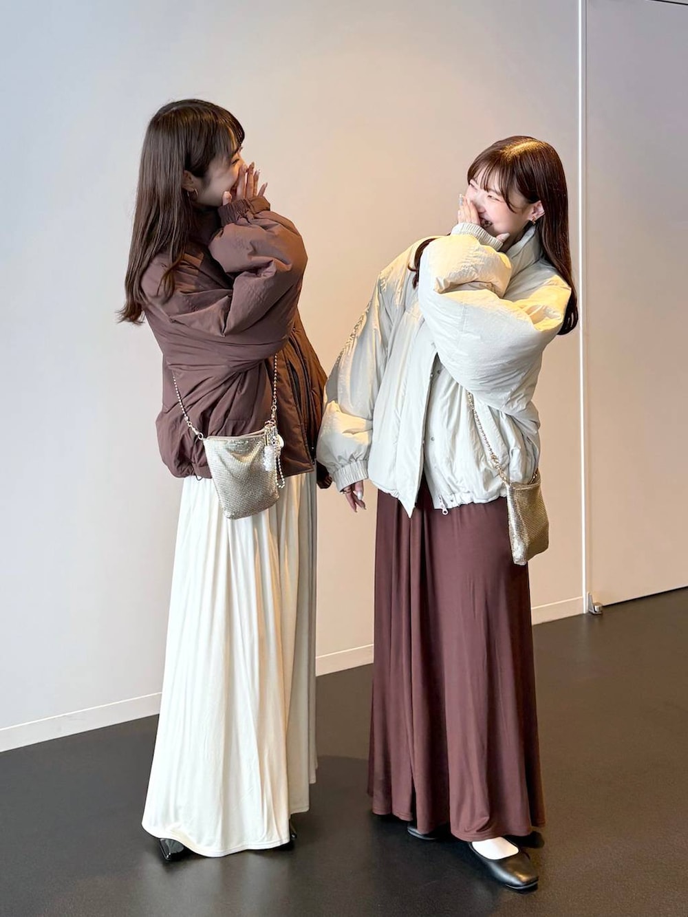 ゴールド系のショルダーバッグ、ホワイト系のその他アウター、ブラウン系のその他アウターを着用したレディースの秋コーディネートの3枚目の写真