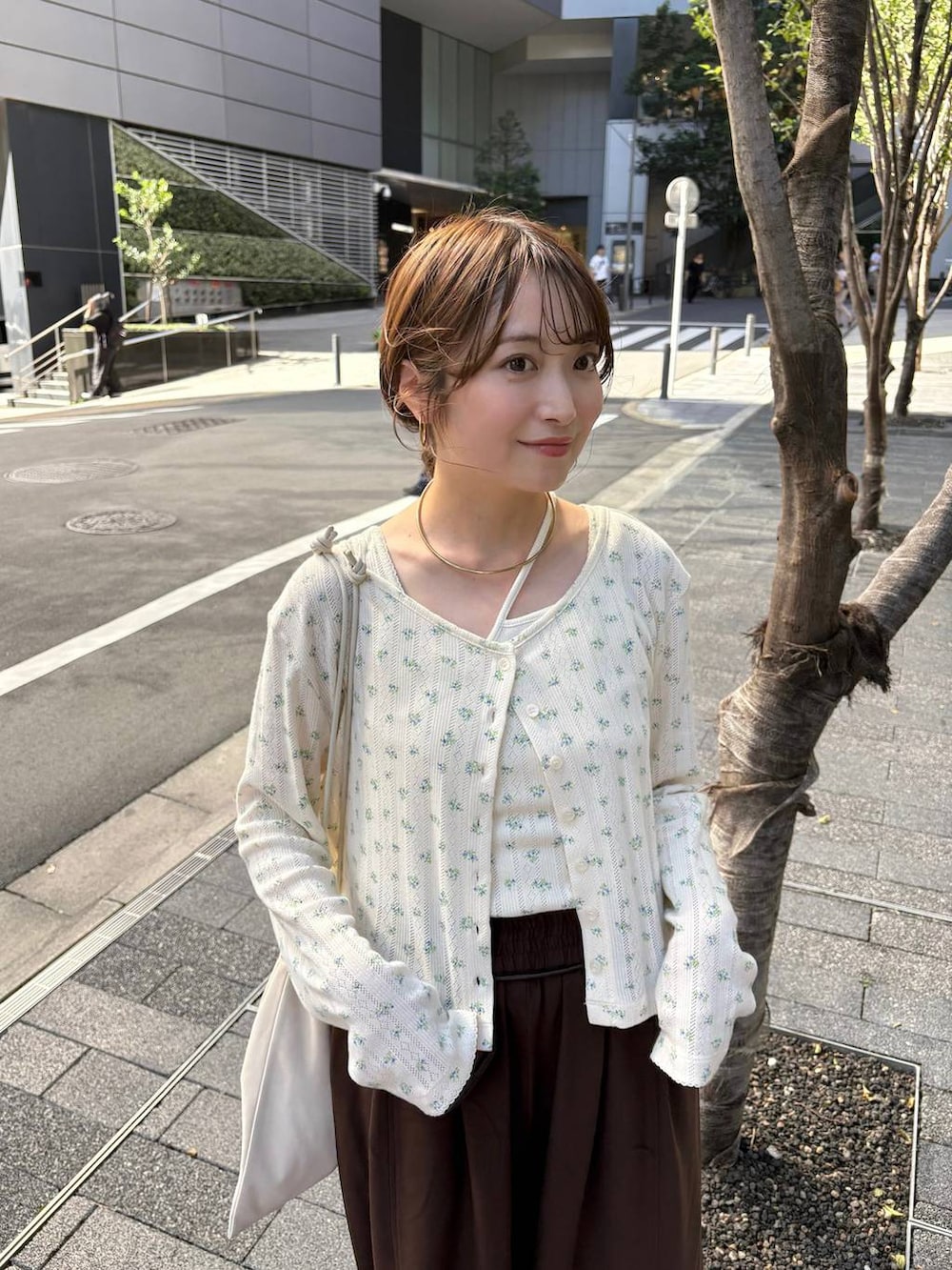 ブラウン系のボディバッグ/ウエストポーチ、ホワイト系のショルダーバッグ、ブラウン系のその他パンツを着用したレディースの秋コーディネートの2枚目の写真