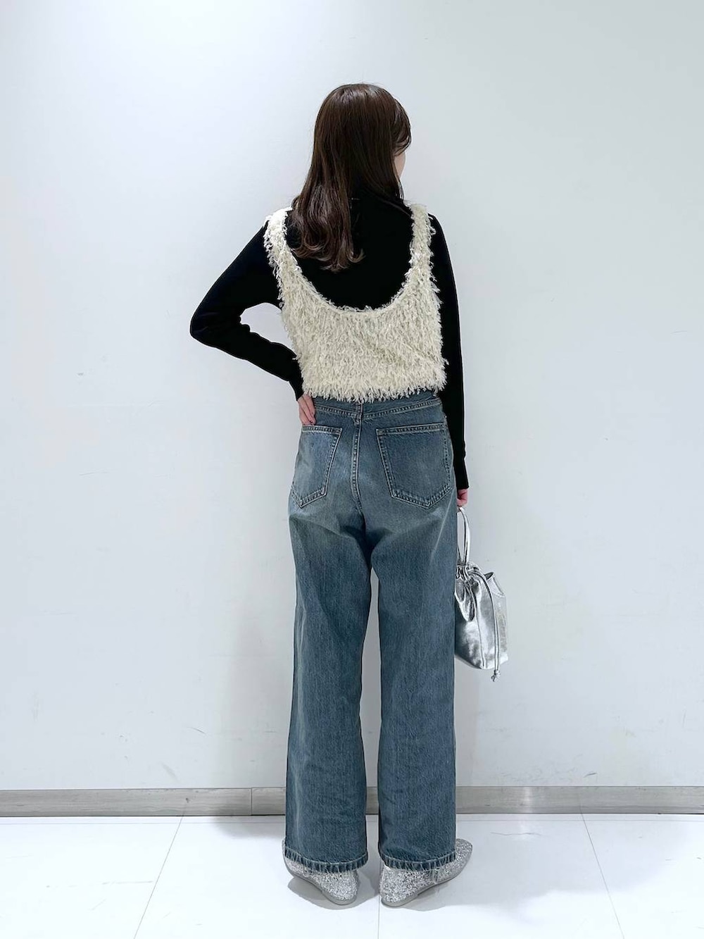 「ワントーン、ラフ、きれいめ、ベーシック/シンプル、デート/ロマンティック、女子会、ローリーズスタイル_LOWRYS FARM、大人女子カジュアル_LOWRYS FARM、カジュアル、LOWRYS FARM、春コーデ、デニムパンツ、ニット、ベスト、フラットシューズ」|「LOWRYS FARMのマシンウォッシャブルタートル2 107573(ニット/セーター、ブラック系)」を使った、𝘵 𝘰 𝘺 𝘰 .さん(骨格ウェーブ・レディース・160cm)の冬コーディネートの5枚目の写真