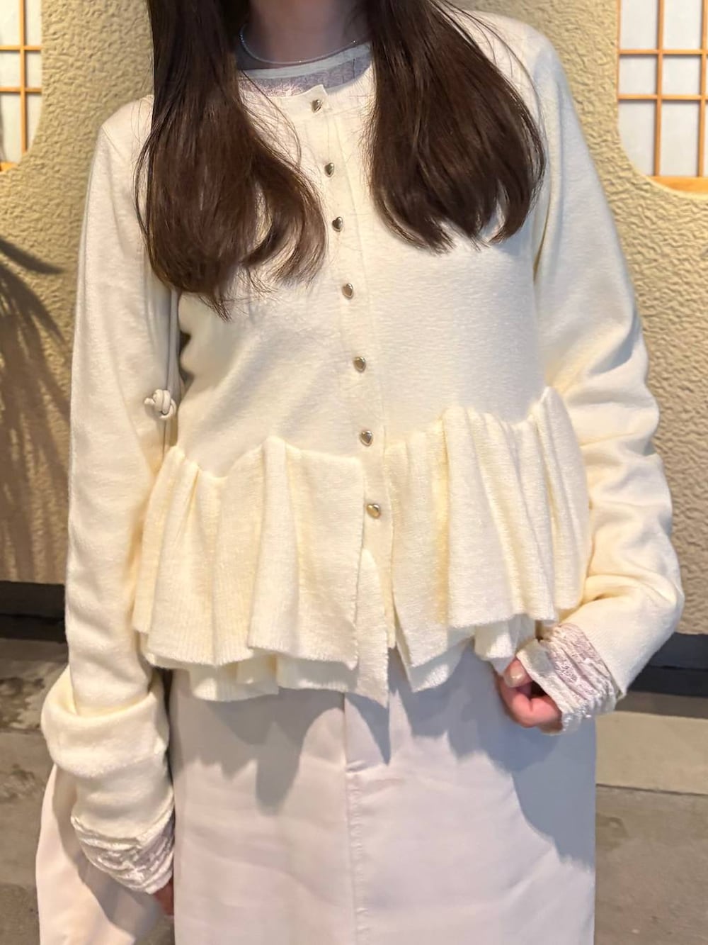ホワイト系のTシャツ/カットソー、ホワイト系のショルダーバッグを着用したレディースの秋コーディネートの2枚目の写真