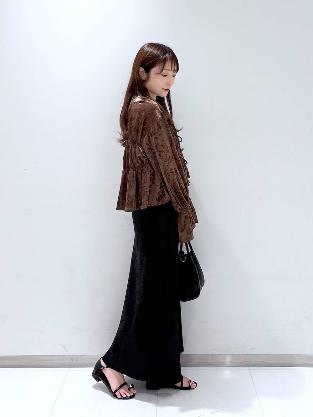 ブラック系のスカート、ブラック系のサンダル、ブラック系のショルダーバッグを着用したレディースの夏コーディネートの4枚目の写真