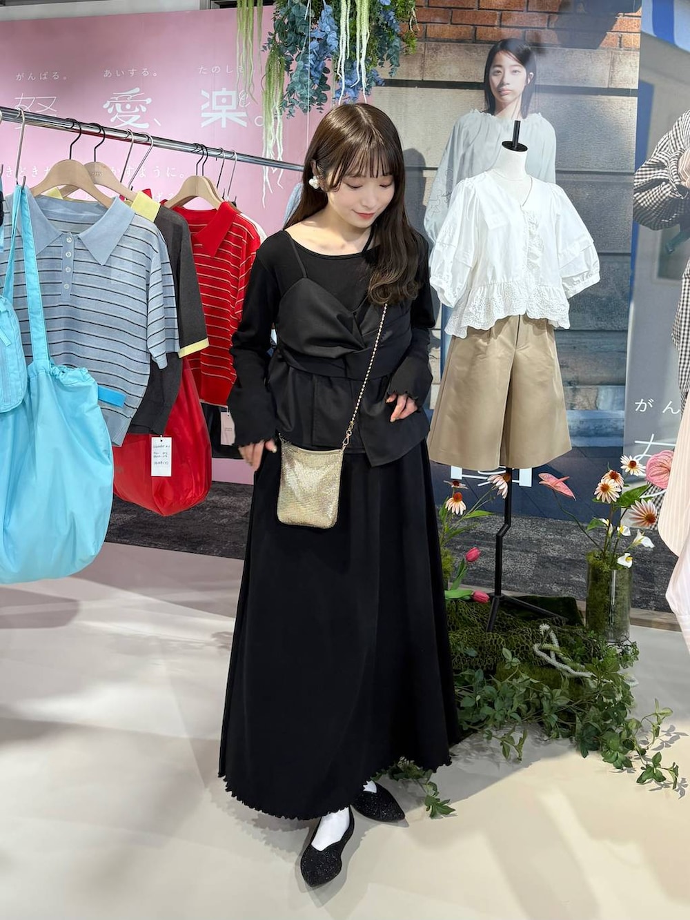 ゴールド系のショルダーバッグ、ブラック系のパンプス、ブラウン系のサンダルを着用したレディースの春コーディネートの4枚目の写真