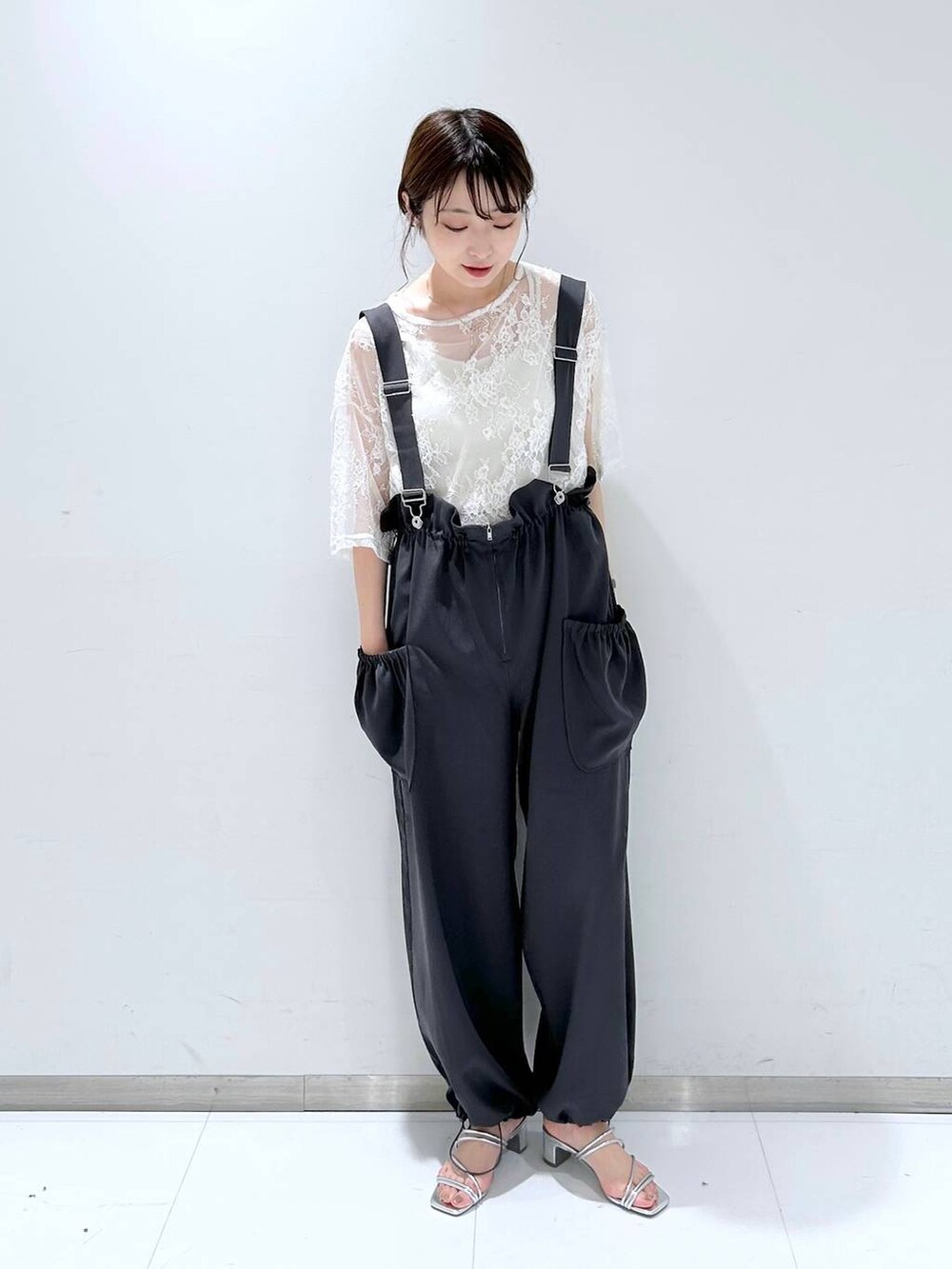 ホワイト系のTシャツ/カットソー、シルバー系のサンダル、ホワイト系のTシャツ/カットソーを着用したレディースの夏コーディネートの2枚目の写真