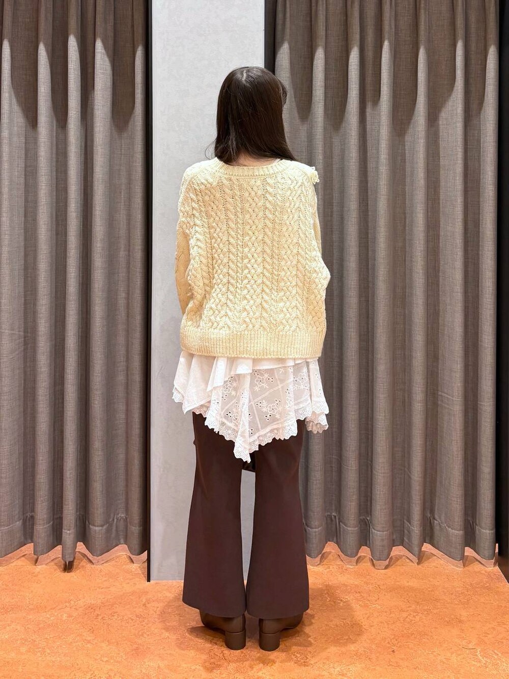 ブラウン系のその他パンツ、ホワイト系のスカート、ホワイト系のポロシャツを着用したレディースの秋コーディネートの4枚目の写真