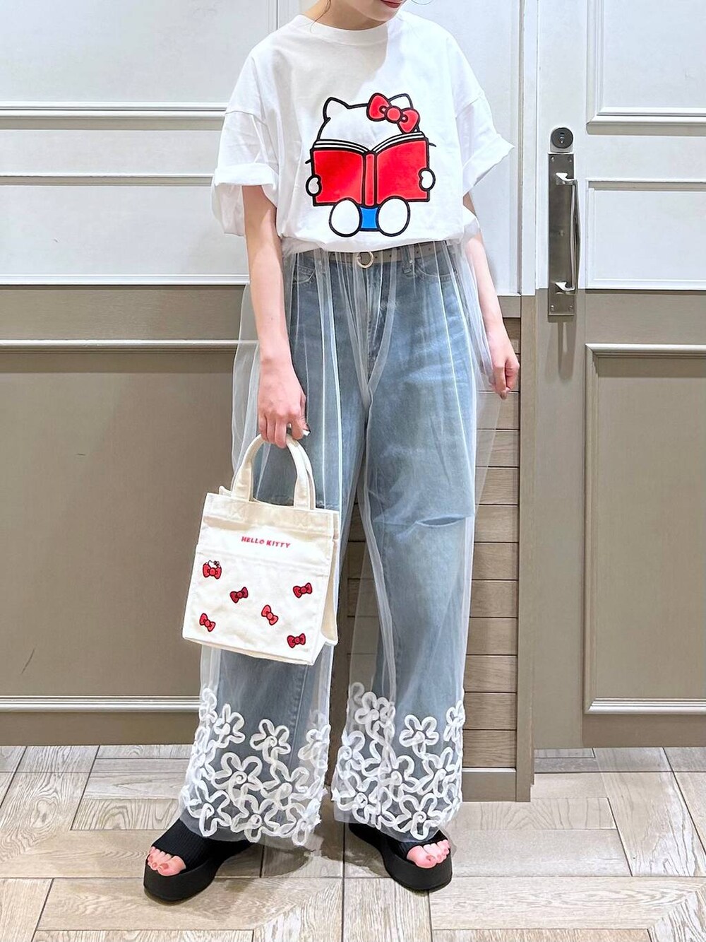 ブラック系のサンダル、ブルー系のデニムパンツ、ホワイト系のその他パンツを着用したレディースの夏コーディネートの3枚目の写真