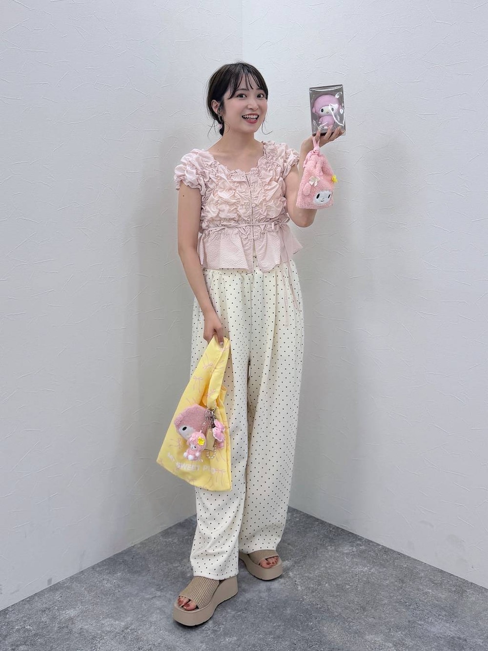 ピンク系のシャツ/ブラウス、ホワイト系のスウェットパンツを着用したレディースの夏コーディネートの3枚目の写真