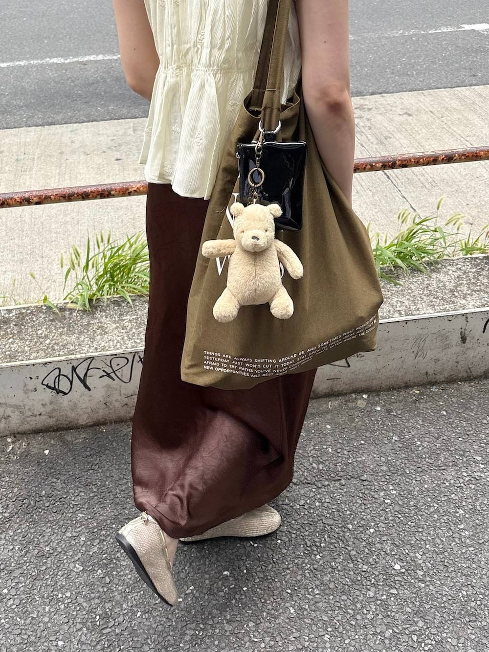 ブラウン系のスカート、ホワイト系のTシャツ/カットソー、ホワイト系のシャツ/ブラウスを着用したレディースの夏コーディネートの4枚目の写真