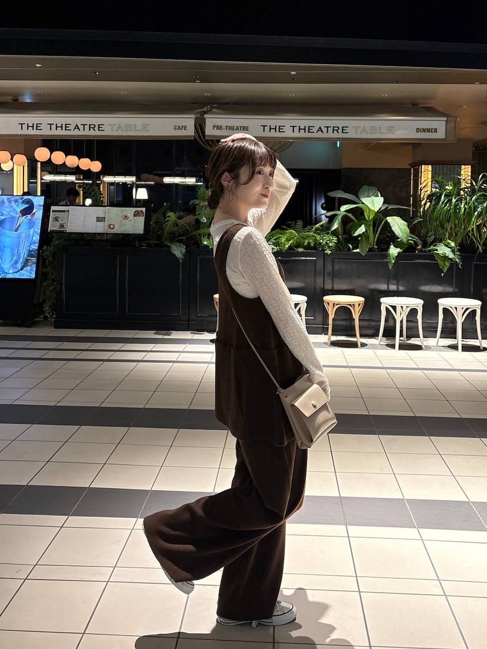 ブラウン系のつなぎ/オールインワン、ゴールド系のチョーカー、ベージュ系のイヤリングを着用したレディースの冬コーディネートの6枚目の写真