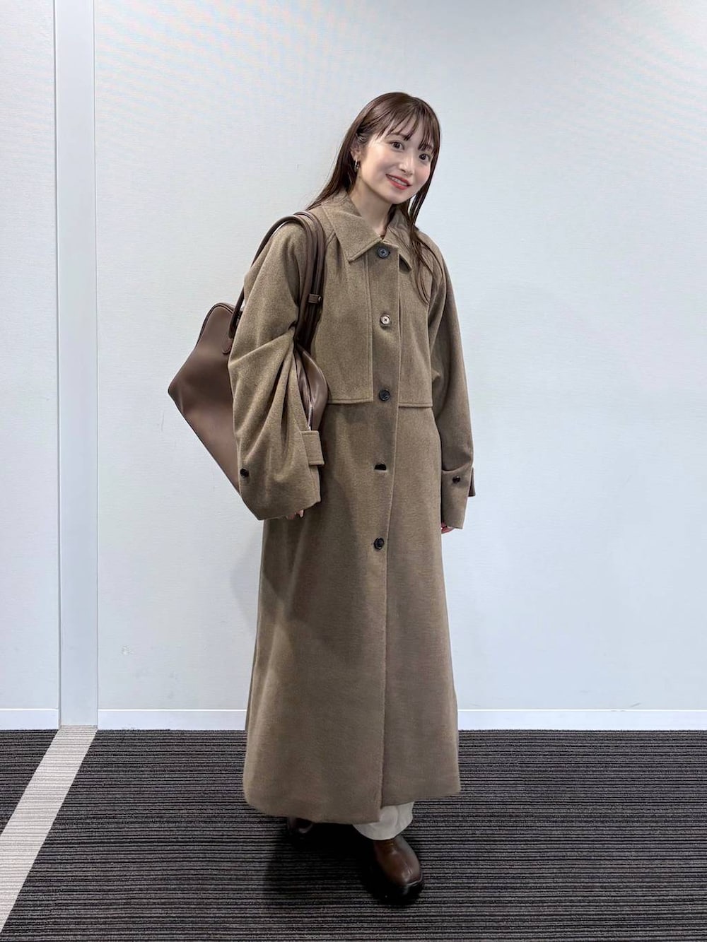 ベージュ系のその他パンツ、ブラウン系のショルダーバッグ、ゴールド系のチョーカーを着用したレディースの秋コーディネートの2枚目の写真