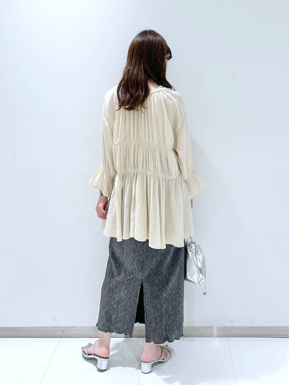 ホワイト系のTシャツ/カットソー、シルバー系のサンダル、シルバー系のショルダーバッグを着用したレディースの春コーディネートの5枚目の写真