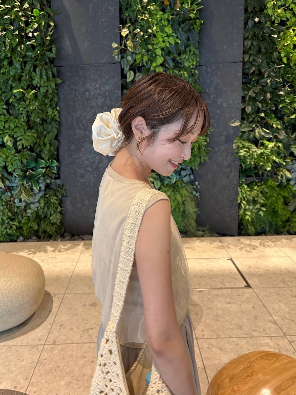 ホワイト系のその他パンツ、ホワイト系のシュシュを着用したレディースの夏コーディネートの2枚目の写真