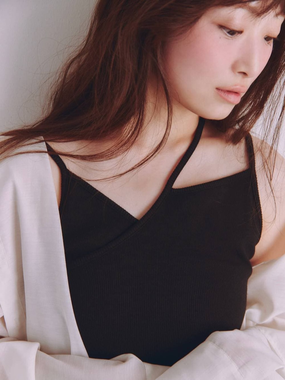 ホワイト系のシャツ/ブラウス、ブラウン系のスニーカー、ベージュ系のスカートを着用したレディースの春コーディネートの2枚目の写真