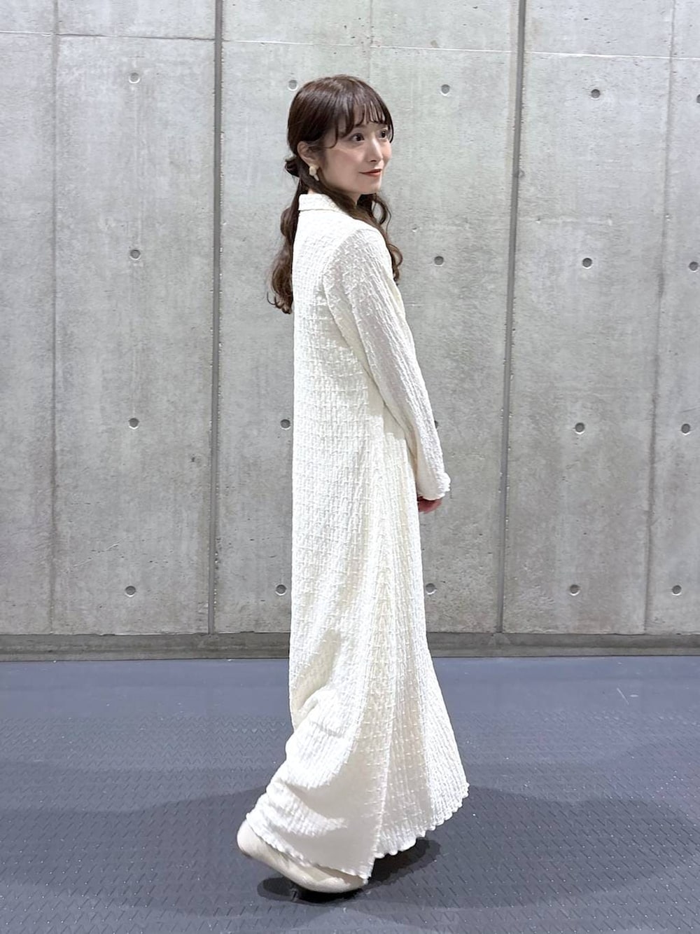 ホワイト系のスカート、ホワイト系のパンプス、ホワイト系のワンピースを着用したレディースの冬コーディネートの4枚目の写真