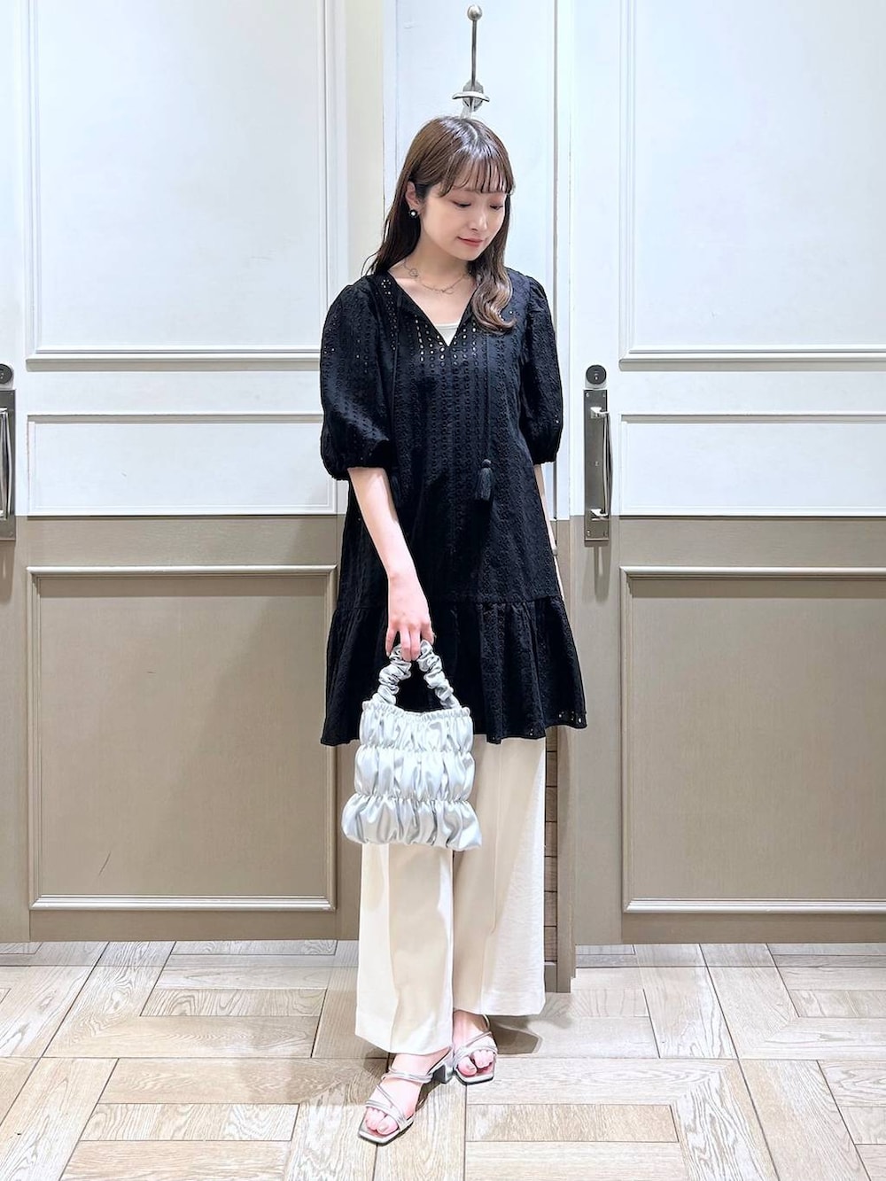 ホワイト系のTシャツ/カットソー、ブラック系のワンピース、グレー系のショルダーバッグを着用したレディースの夏コーディネートの4枚目の写真