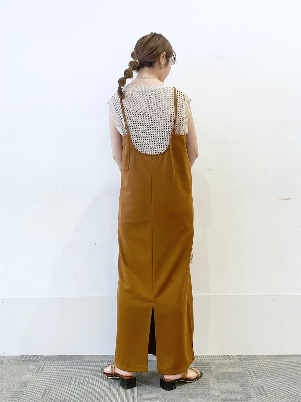 ブラウン系のサンダル、ホワイト系のショルダーバッグ、ブラウン系のワンピースを着用したレディースの夏コーディネートの2枚目の写真