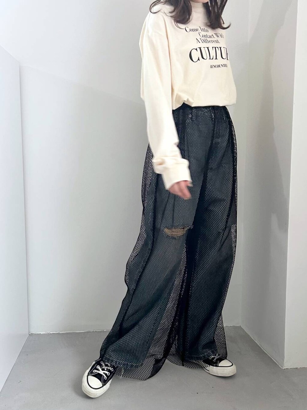 ブラック系のその他パンツ、ホワイト系のTシャツ/カットソー、ブルー系のデニムパンツを着用したレディースの冬コーディネートの4枚目の写真