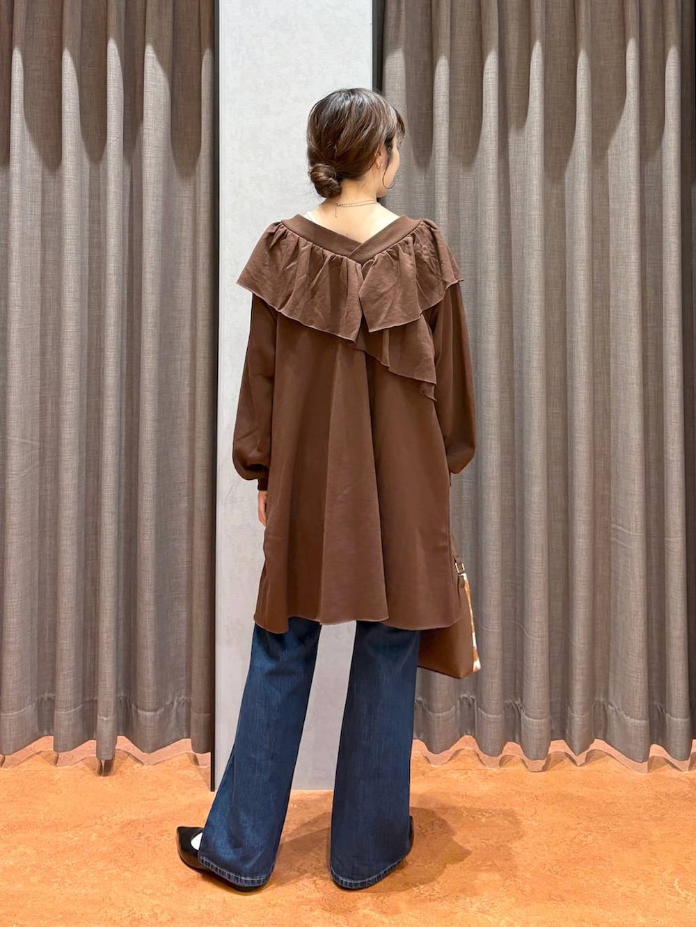 ホワイト系のTシャツ/カットソー、ブルー系のデニムパンツ、その他のショルダーバッグを着用したレディースの秋コーディネートの5枚目の写真