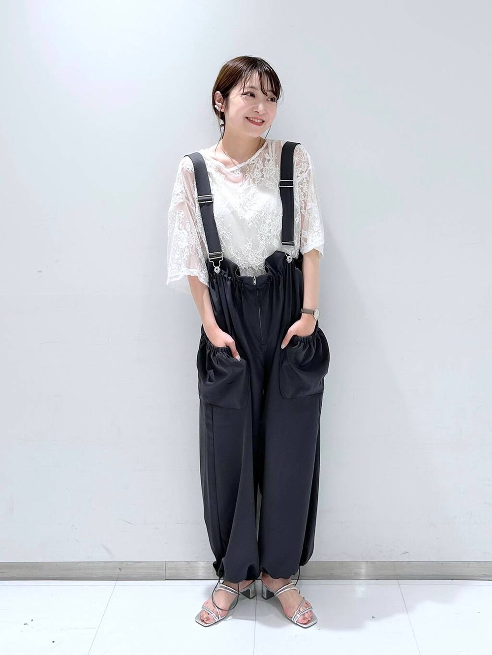 ホワイト系のTシャツ/カットソー、シルバー系のサンダル、ホワイト系のTシャツ/カットソーを着用したレディースの夏コーディネートの3枚目の写真