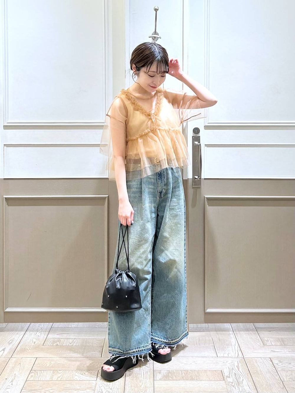 「デニムパンツ、シアートップス、きれいめ、ベーシック/シンプル、ワントーン、デート/ロマンティック、女子会、ローリーズスタイル_LOWRYS FARM、大人女子カジュアル_LOWRYS FARM、ラフ、カジュアル、LOWRYS FARM、夏コーデ、サンダル、ハンドバッグ」|「LOWRYS FARMのカンドウフィットニットサンダル 106314(サンダル、ブラック系)」を使った、𝘵 𝘰 𝘺 𝘰 .さん(骨格ウェーブ・レディース・160cm)の夏コーディネートの2枚目の写真